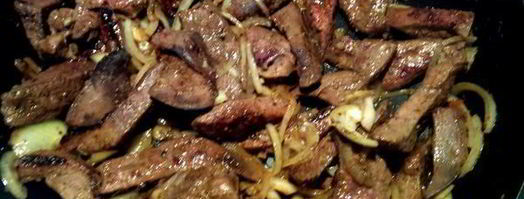 печень с морковью и солеными огурцами. Шаг 2