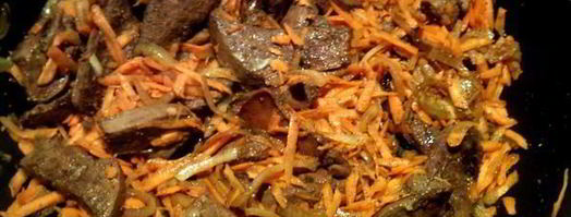 печень с морковью и солеными огурцами. Шаг 3