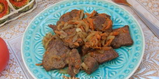 Печень свиная жареная с луком и морковью