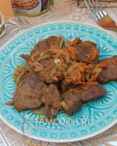 Печень свиная жареная с луком и морковью