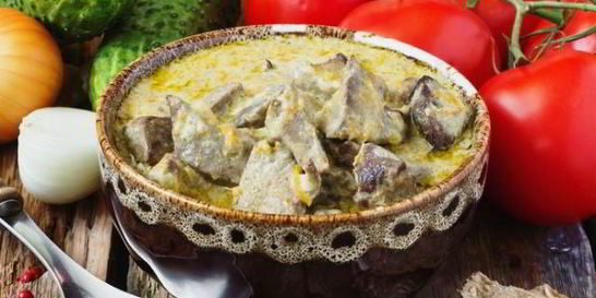 Печень тушеная в сметане с морковью