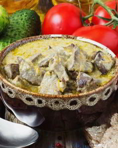 Печень тушеная в сметане с морковью