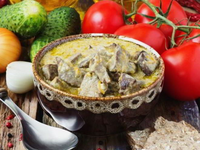 Рецепт печени тушеной в сметане с морковью