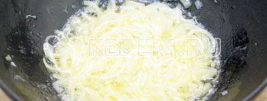 печень тушеная в сметане. Шаг 3