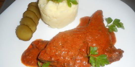 Печень, тушеная в томатно-сметанном соусе