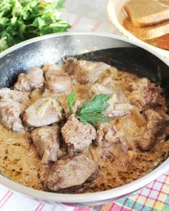 Печень жареная куриная с луком в сметане на сковороде