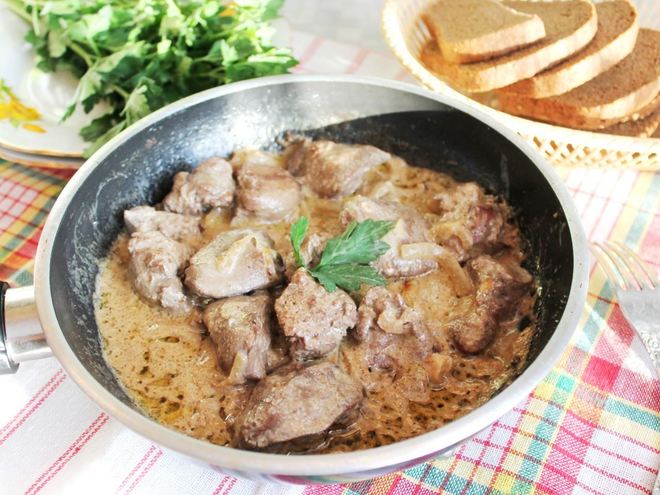 Рецепт печени жареной куриной с луком в сметане на сковороде