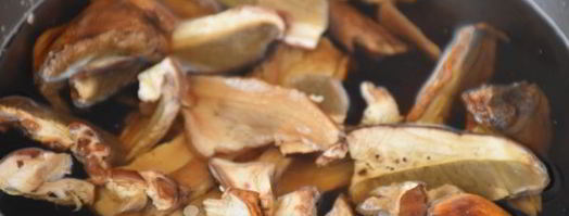 печень жареная с белыми грибами. Шаг 3