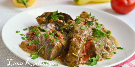 Свиная печень, тушеная в сметанном соусе