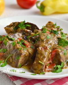 Свиная печень, тушеная в сметанном соусе