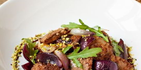 Жареная куриная печень с фисташками и рукколой