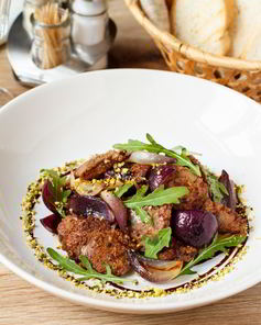 Жареная куриная печень с фисташками и рукколой