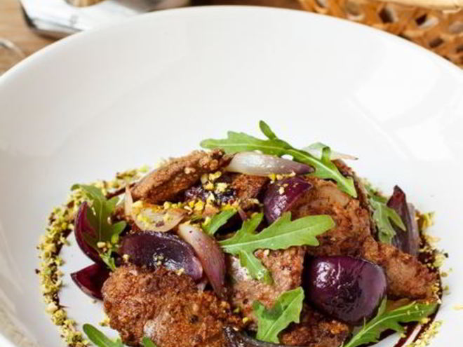 Рецепт жареной куриной печени с фисташками и рукколой