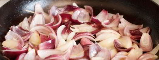 жареная куриная печень с фисташками и рукколой. Шаг 5