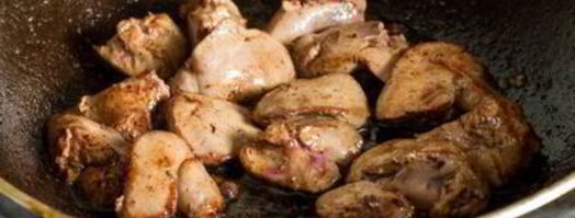 жареная куриная печень с фисташками и рукколой. Шаг 10