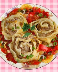 Ленивые пельмени на овощной подушке в духовке