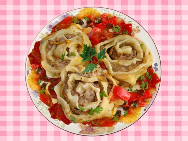 Рецепт ленивых пельменей на овощной подушке в духовке