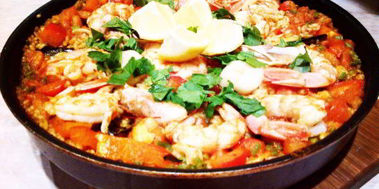 Паэлья с каракатицей, кальмарами и креветками