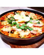 Паэлья с каракатицей, кальмарами и креветками