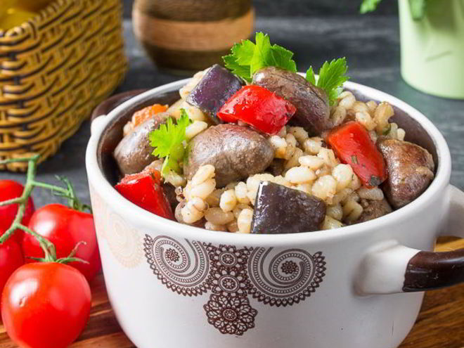 Рецепт пилава из перловки с куриными сердечками