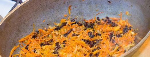 плов с курагой и изюмом. Шаг 16