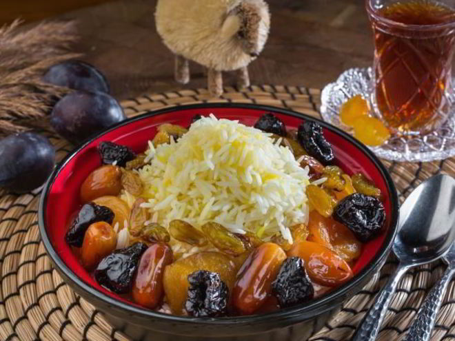 Рецепт сладкого плова с сушеными абрикосами, изюмом, корицей и сахарной пудрой ширин