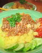 Подливка из фарша с картофельно-морковным пюре