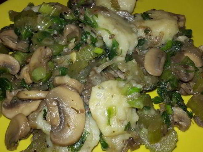 Рецепт постных картофельных клецек с луком, грибами и сельдереем
