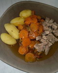 Бедро индейки с чабрецом и кориандром, рагу из моркови и опят с чесноком и отварным картофелем