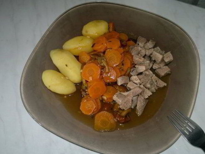 Рецепт бедра индейки с чабрецом и кориандром, рагу из моркови и опят с чесноком и отварным картофелем