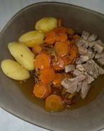 Бедро индейки с чабрецом и кориандром, рагу из моркови и опят с чесноком и отварным картофелем