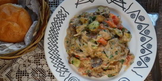 Грибное рагу с кабачками в сметанном соусе