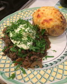 Картофель, запеченный в фольге с мясным рагу