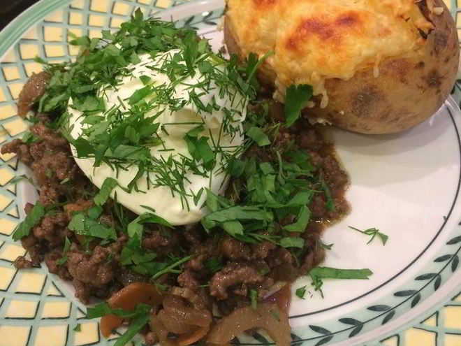 Рецепт картофеля, запеченного в фольге с мясным рагу