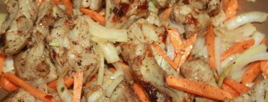 летнее рагу со свининой и зеленым горошком в стручках и свежими овощами. Шаг 2