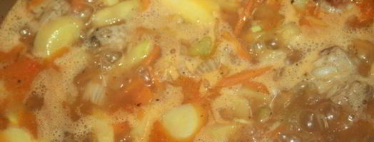 летнее рагу со свининой и зеленым горошком в стручках и свежими овощами. Шаг 5