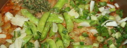 летнее рагу со свининой и зеленым горошком в стручках и свежими овощами. Шаг 6