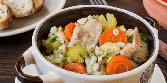 Нежное рагу из курицы с овощами и перловкой