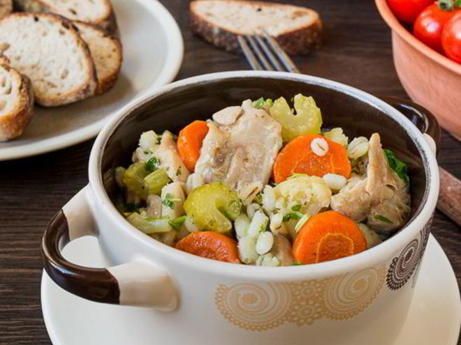 Рецепт нежного рагу из курицы с овощами и перловкой