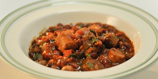 Острое рагу из колбасок и овощей