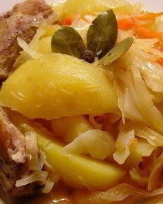 Овощное рагу с капустой и свининой