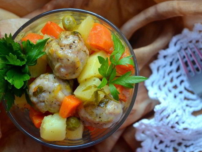 Рецепт овощного рагу с куриными шариками