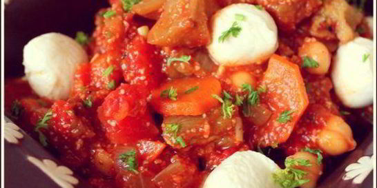 Овощное рагу с нутом и моцареллой