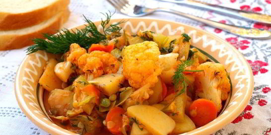Овощное рагу с цветной капустой и стручковым горошком