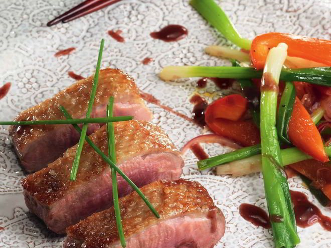 Рецепт пряной утки с рагу из зеленого лука и болгарского перца