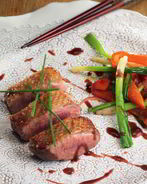 Пряная утка с рагу из зеленого лука и болгарского перца