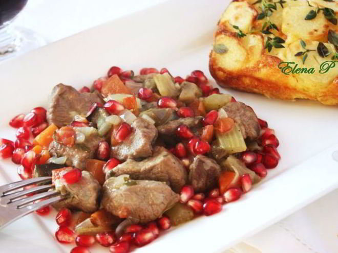Рецепт рагу из баранины с зернами граната и картофельным гарниром