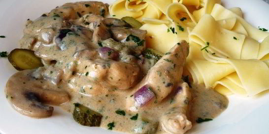 Рагу из индейки по-строгановски