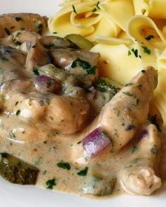 Рагу из индейки по-строгановски