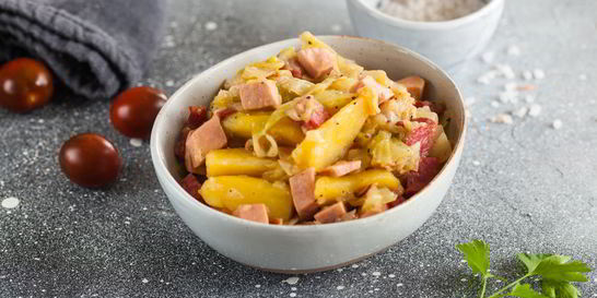 Рагу из капусты с картофелем и мясными остатками